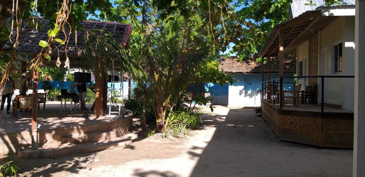 The Shark'S Tail Dive Resort Malapascua Buitenkant foto