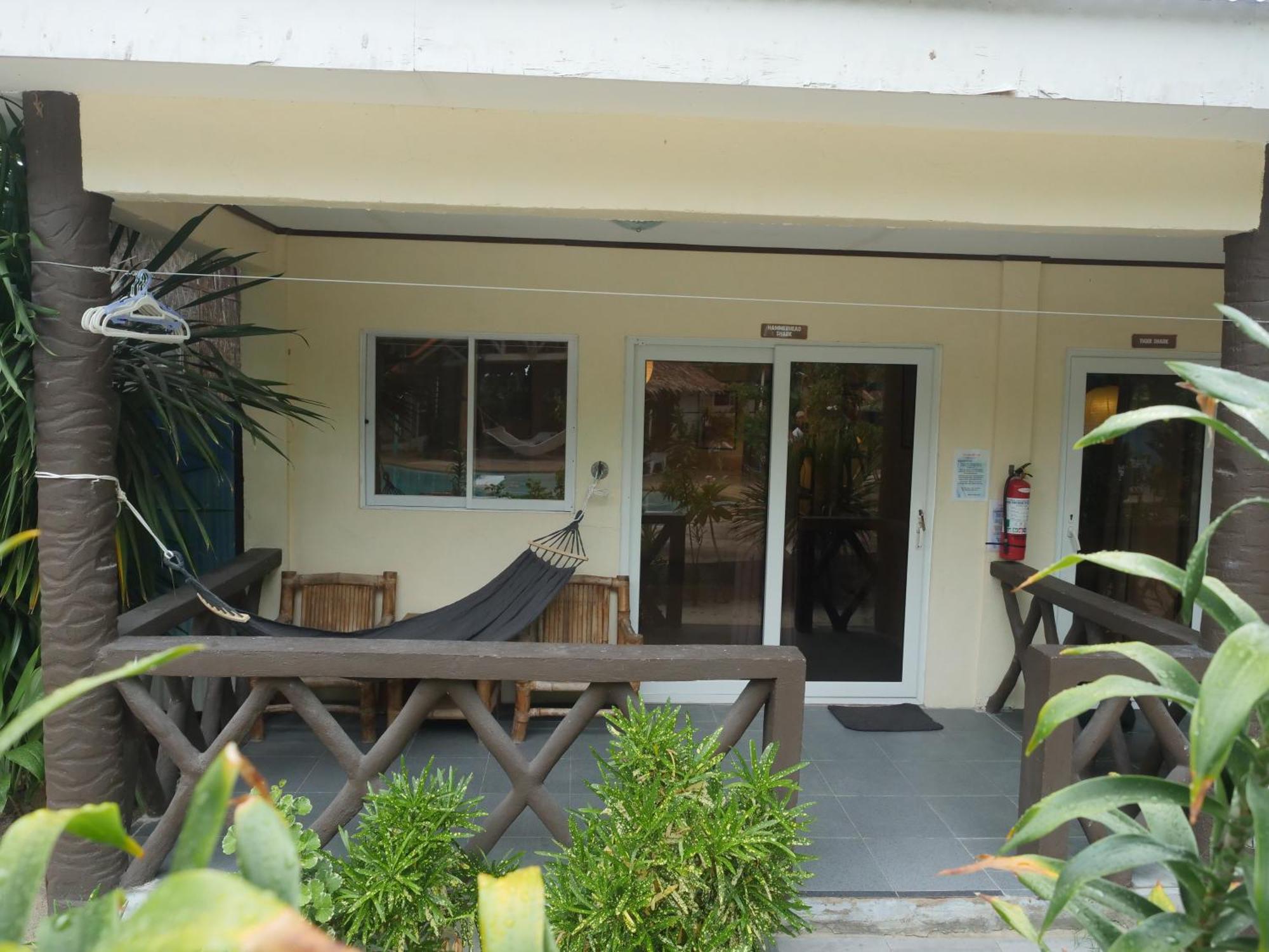 The Shark'S Tail Dive Resort Malapascua Buitenkant foto