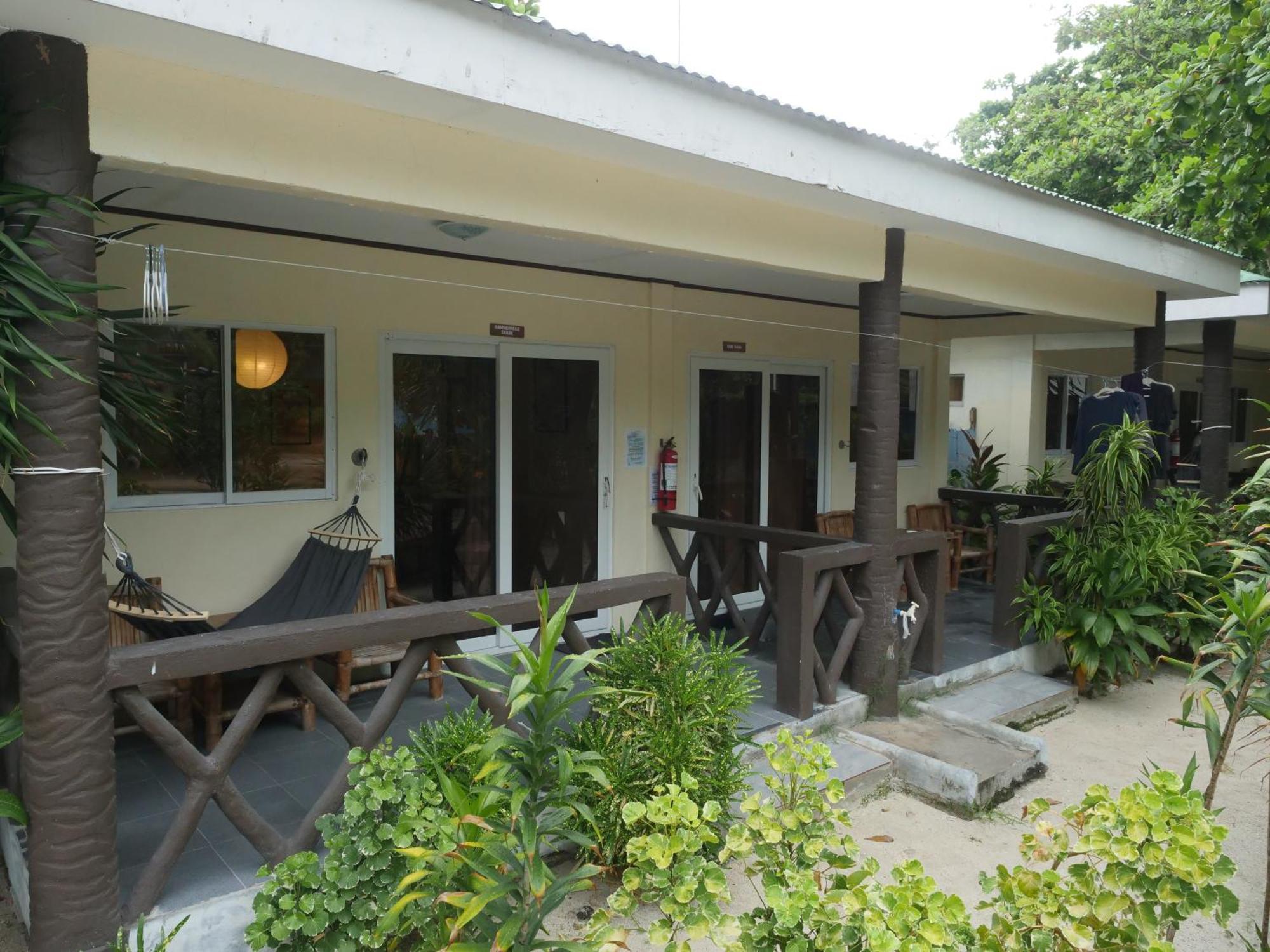The Shark'S Tail Dive Resort Malapascua Buitenkant foto